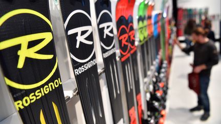 Les skis Rossignol sont leader dans le monde. En France 122 000 paires sont vendues chaque année, sur 410 000 au total. (JOERG KOCH / EPA / MAXPPP)