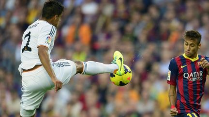 Varane aux prises avec Neymar (JAVIER SORIANO / AFP)