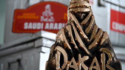 Trophé du Dakar, exposé à Paris, pour l'ouverture des inscriptions à l'édition 2021 rallye.&nbsp; (FRANCK FIFE / AFP)