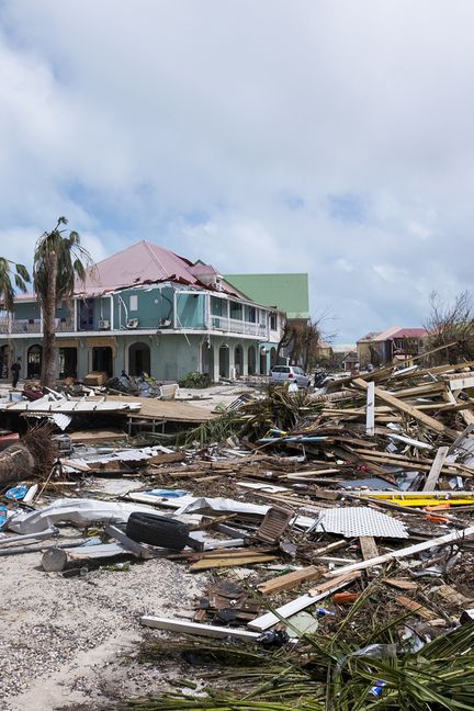 Des habitations ravagées par&nbsp;l'ouragan Irma, qui a frappé l'île de&nbsp;Saint-Martin, le mercredi 6 septembre. (LIONEL CHAMOISEAU / AFP)