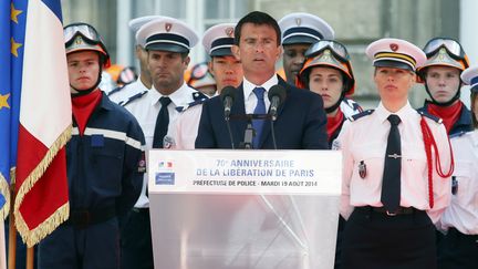 Le Premier ministre Manuel Valls lors de la c&eacute;r&eacute;monie de comm&eacute;moration du 70e anniversaire de la lib&eacute;ration de la pr&eacute;fecture de Paris. (PATRICK KOVARIK / AFP)