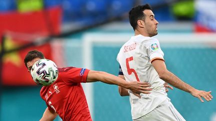 Le milieu de terrain suisse&nbsp;Christian Fassnacht au duel avec l'Espagnol Sergio Busquets, lors du quart de finale de l'Euro entre l'Espagne et la Suisse, le 2 juillet 2021. (KIRILL KUDRYAVTSEV / AFP)