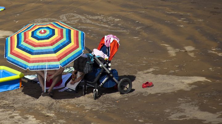 Pour les jeunes enfants, pas de plage entre midi et 16 heures, m&ecirc;me &agrave; l'ombre d'un parasol. (EYESWIDEOPEN / GETTY IMAGES EUROPE)