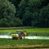 Un agriculteur pulvérise des produits phytosanitaires dans un champ. Photo d'illustration. (PHILIPPE HUGUEN / AFP)