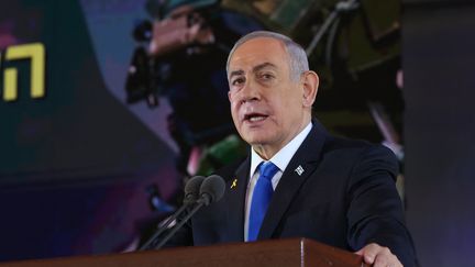 Le Premier ministre israélien, Benyamin Nétanyahou, lors d'un discours prononcé au cimetière militaire du mont Herzi, le 27 octobre 2024 à Jérusalem. (GIL COHEN-MAGEN / AFP)