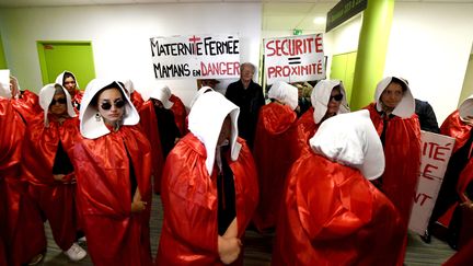 Des manifestantes vêtues de costume inspiré de "La Servante écarlate"&nbsp;protestent contre la fermeture de la maternité du Blanc (Indre), le 19 octobre 2018. (MAXPPP)