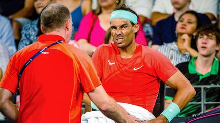 L'Espagnol Rafael Nadal reçoit des soins médicaux lors de son troisième tour au tournoi de Brisbane (Australie), le 5 janvier 2024. (PATRICK HAMILTON / AFP)