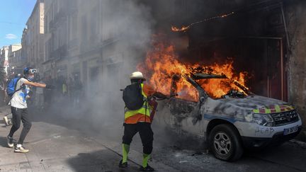 Une voiture de la police municipale de Montpellier a été incendiée le 7 septembre, lors d'une manifestation des "gilets jaunes", qui a rassemblé environ 2 000 personnes, dont 500 black blocs. (PASCAL GUYOT / AFP)