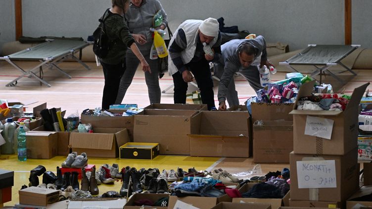 Bad weather victims are welcomed to a gymnasium in Ravenna, Emile-Romagna, Italy, on May 20, 2023. (ANDREAS SOLARO / AFP)