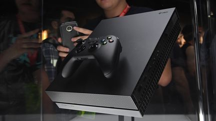 La Xbox One X, nouvelle console de jeu de Microsoft, présentée au salon E3 à Los Angeles (Californie), le 13 juin 2017. (MARK RALSTON / AFP)