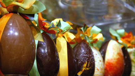 Des oeufs en chocolat dans une vitrine d'un chocolatier parisien, en 2004, à la veille de Pâques. (JOEL SAGET / AFP)