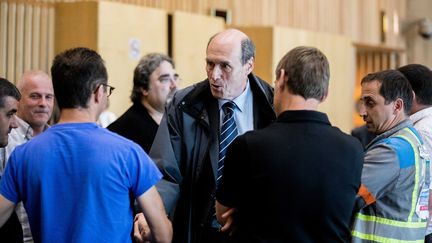 Alain Martineau, PDG de l'entreprise GMD, salue les salariés de GM&amp;S, le 11 juillet 2017, au ministère des Finances, à Paris.&nbsp; (CHRISTOPHE MORIN / MAXPPP)