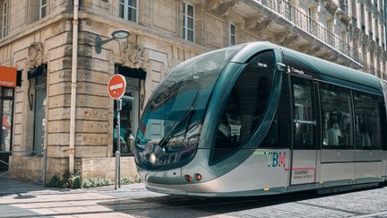 Un tramway dans le centre-ville de Bordeaux, le 9 août 2022. (BENOIT DURAND / HANS LUCAS / AFP)