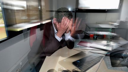 Un homme en burn out au travail. (THOMAS JOUHANNAUD / MAXPPP)