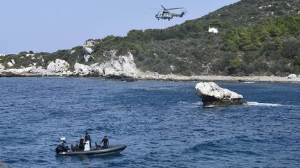 Un bateau et un hélicoptère des garde-côtes grecs à la recherche d'un autre navire en difficulté transportant des migrants au large de l'île de Samos (Grèce), le 23 septembre 2024. (MICHAEL SVARNIAS / AP / SIPA)