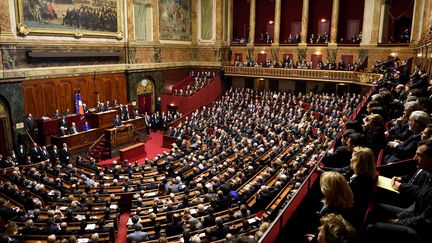 Emmanuel Macron s'adressera lundi au Congrès, à Versailles, pour tracer les lignes de force de son quinquennat, une initiative controversée, boycottée même par certains, à la veille du discours de politique générale du Premier ministre, ainsi court-circuité.