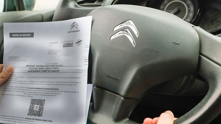 Le courrier de Stellantis annonçant le “stop drive” aux automobilistes a été envoyé le 17 mai 2024. (FABRICE HEBRARD / MAXPPP)