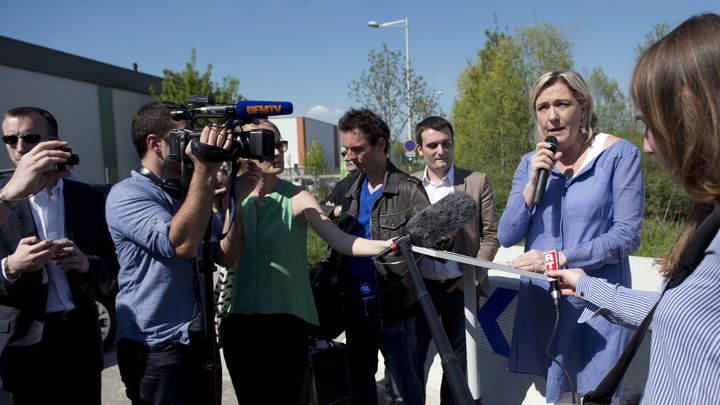 Marine Le Pen devant un camp de Roms &agrave; Wissous, dans l'Essonne, le 25 avril 2013. (SIPA )