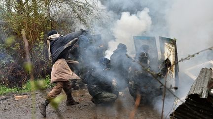 Des zadistes tentent de résister lord de l'opération d'expulsion des forces de l'ordre à Notre-Dame-des-Landes (Loire-Atlantique), le 10 avril. (LOIC VENANCE / AFP)