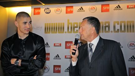 Karim Benzema (à gauche), avec Jean-Michel Aulas, lors d'une conférence de presse en 2009. (STEPHANE GUIOCHON / TEAMSHOOT /MAXPPP)