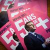 Des tracts de la majorité présidentielle en faveur d'une candidature d'Emmanuel Macron à l'élection présidentielle de 2022, le 10 septembre 2021, à Nevers (Nièvre). (MAXPPP)