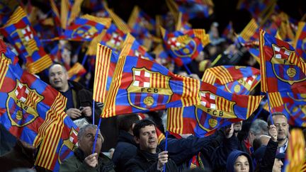 Au FC Barcelone, ce sont les "socios", des supporters-actionnaires, qui &eacute;lisent le pr&eacute;sident du club. (LLUIS GENE / AFP)