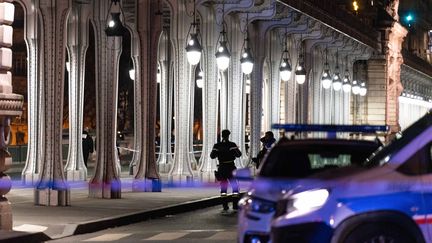 La police sécurisait le pont de Bir Hakeim dans le 16e arrondissement le 2 décembre 2023. (GAUTHIER BEDRIGNANS / HANS LUCAS)