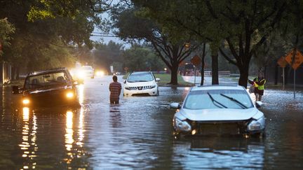 Des véhicules coincés sur une route inondée de la ville de Houston, au Texas (Etats-Unis), le 28 août 2017.&nbsp; (ERICH SCHLEGEL / AFP)