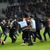 Les supporters de Lille envahissent la pelouse à la fin du match de Ligue 1 entre Lille et Montpellier, le 10 mars 2018, au stade Pierre Mauroy de Lille. (FRANCOIS LO PRESTI / AFP)