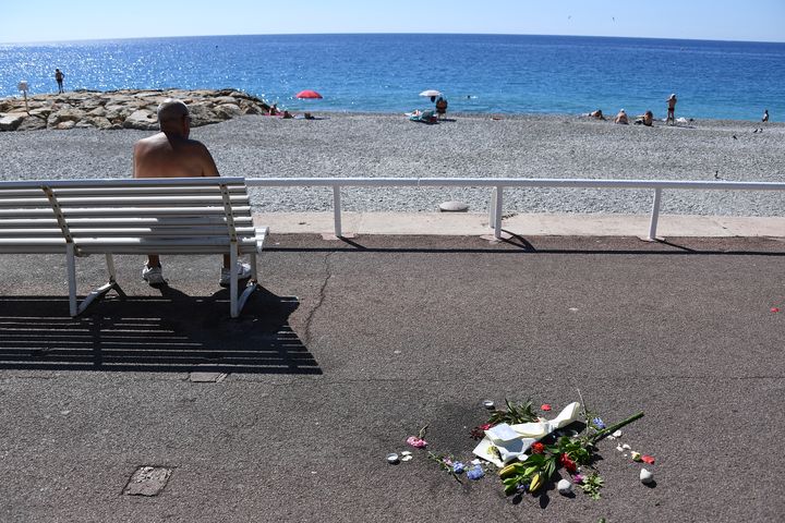 Un bouquet de fleurs d&eacute;pos&eacute; sur la promenade des Anglais &agrave; Nice le 17 juillet 2016 en hommage aux victimes de l'attentat au camion commis lors du 14-Juillet. (ANNE-CHRISTINE POUJOULAT / AFP)