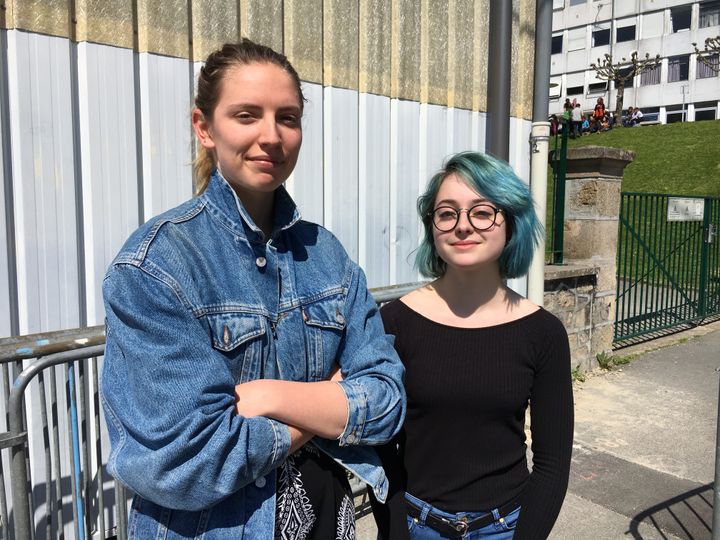 Louise et Aurélie, étudiantes en BTS au lycée Raymond-Loewy&nbsp;de La Souterraine (Creuse), le 13 avril 2017. (CAROLE BELINGARD / FRANCEINFO)