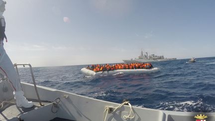 Des réfugies syriens et irakiens partis des côtes égyptiennes recueillis par la marine italienne. (AFP/ Marina Militare)