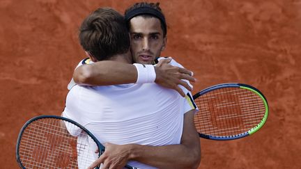 La joie des Français Pierre-Hugues Herbert et Nicolas Mahut lors de leur victoire à Roland-Garros. (FRANK MOLTER / DPA)