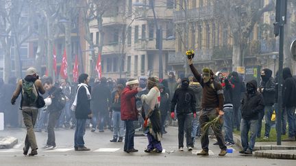 Des manifestants d&eacute;filent&nbsp;"contre l'agriculture intensive et le monde des b&eacute;tonneurs", samedi 21 f&eacute;vrier 2015 &agrave; Toulouse (Haute-Garonne). (REMY GABALDA / AFP)