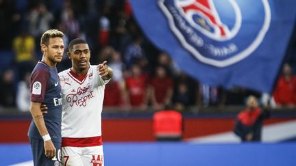 Le Parisien Neymar et le Bordelais Malcom, le 30 septembre 2017 au Parc des Princes à Paris. (GEOFFROY VAN DER HASSELT / NURPHOTO)