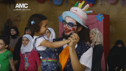 Surnommé "le clown d'Alep", Anas al-Basha, ici dans une école d'Alep en juillet&nbsp;2015, a été tué le 28 novembre 2016.&nbsp; (CAPTURE D'ÉCRAN / SMART NEWS AGENCY)