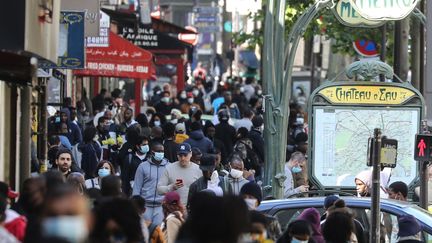 La foule autour de la station de métro Château d'eau, dans le 10e arrondissement de Paris, le 15 mai 2020. Photo d'illustration. (LUDOVIC MARIN / AFP)