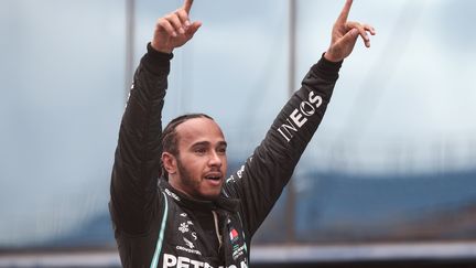 Lewis Hamilton fête son septième titre mondial de Formule 1 acquis au Grand Prix de Turquie. (TOLGA BOZOGLU / POOL)