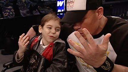 Le catcheur John Cena lorsd'une rencontre avec un enfant malade sur le site YouTube de Make a Wish. (CAPTURE D'ÉCRAN)