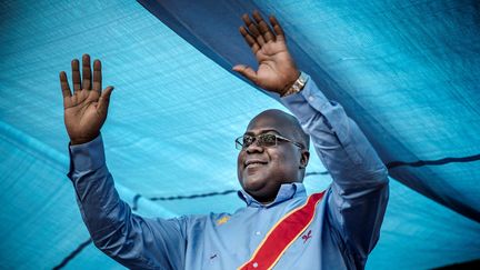 Félix Tshisekedi, alors candidat de l'UDPS à l'élection présidentielle de la République démocratique du Congo, salue la foule lors d'un meeting à Kinshasa, le 21&nbsp;décembre 2018. (LUIS TATO / AFP)