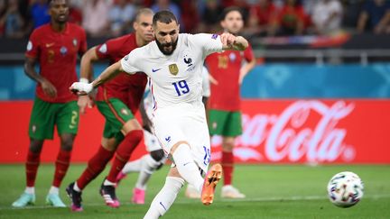 L'attaquant français Karim Benzema inscrit son premier but avec les Bleus depuis près de six ans, face au Portugal en phase de groupe le 23 juin 2021. Le joueur du Real Madrid termine son Euro 2021 avec quatre buts, mais une sortie prématurée. (FRANCK FIFE / AFP)