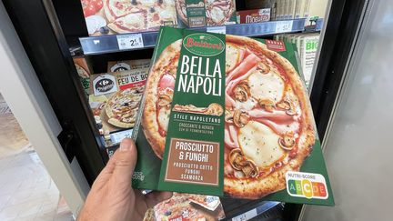 Une pizza de la marque Buitoni, suspectée d'être à l'origine de contaminations à la bactérie E. coli, en mai 2022. (VINCENT MICHEL / MAXPPP)