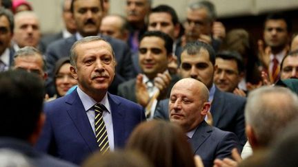 A Ankara (Turquie), le Premier ministre turc Recep Tayyip Erdogan arrive pour une réunion avec les cadres de son parti AKP, le 25 Décembre 2013. (CEM OKSUZ / ANADOLU AGENCY)