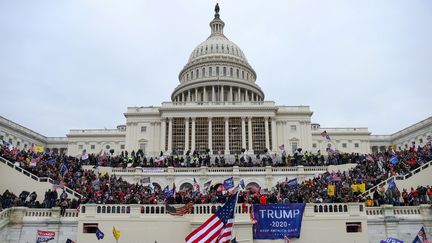 Des supporters de Donald Trump à l'assaut du Capitole, le 6 janvier 2021 à Washington (Etats-Unis). (TAYFUN COSKUN / ANADOLU AGENCY / AFP)