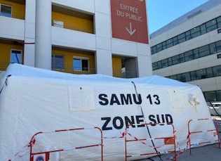 Une tente&nbsp;a été installée devant les urgences de la Timone à Marseille pour faire face à l'afflux de patients.&nbsp; (ANNE LE GALL / RADIO FRANCE)