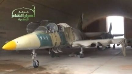 Capture d'&eacute;cran d'une vid&eacute;o du groupe Etat islamique montrant un pr&eacute;tendu avion de chasse sur la base d'Al-Jarrah, pr&egrave;s d'Alep (Syrie). (GROUPE ETAT ISLAMIQUE / REUTERS)