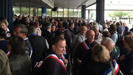 &nbsp; (Environ 200 maires de Gironde manifestent à la préfecture de Bordeaux © France Bleu Gironde/ Jeanne-Marie Marco)