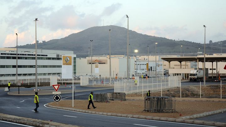 L'usine Renault à Melloussa, à 30 km de Tanger au Maroc, inaugurée le 9 février 2012 par Carlos Ghosn et le roi du Maroc Mohammed VI. (CHAFIK ARICH / AFP)