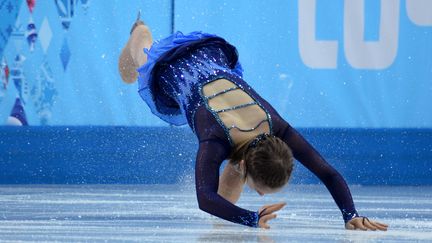 Julia Lipnitskaia, la jeune star russe du patinage&nbsp;a vu ses r&ecirc;ves de m&eacute;daille d'or s'envoler apr&egrave;s cette chute lors du programme court, mercredi 19 f&eacute;vrier. (YURI KADOBNOV / AFP)