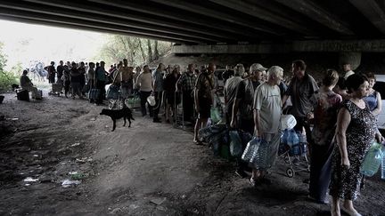 Des habitants font la queue à une source de la ville où les combats entre les rebelles pro-russes et l’armée ukrainienne les privent d’eau et d’électricité depuis la fin juillet.
 
 (Maria Turchenkova)